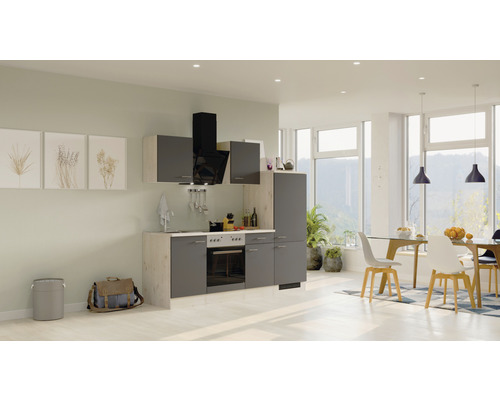 Moderne Küche mit Esstisch und Stühlen in einem hellen Raum.