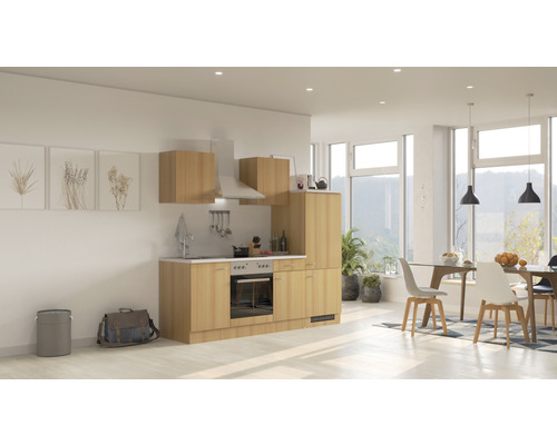 Küchenzeile mit Hängeschränken, Dunstabzugshaube und Einbauherd in einem hellen, modernen Raum.