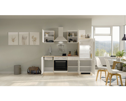 Einbauküche mit Elektrogeräten in einem hellen Raum mit Esstisch