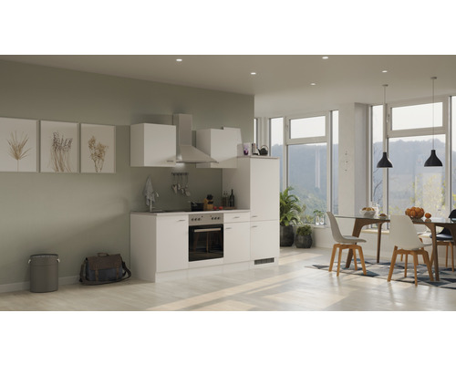 Helle Küche mit weißen Schränken und Esstisch in einem modernen Haus