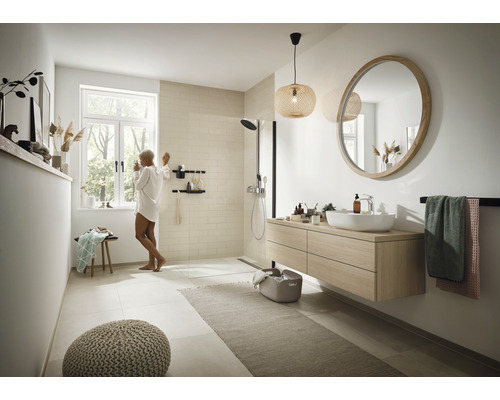 Helles Badezimmer mit Dusche, Waschtisch, Spiegel und Beleuchtung