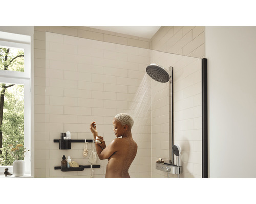 Duschbereich mit Regendusche, Duschwand und Aufbewahrungssystem