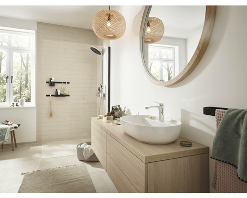 Helles Badezimmer mit Waschtisch, Spiegel, Dusche und Dekorationen