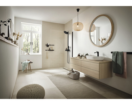 Modernes Badezimmer mit Dusche, Waschtisch, Spiegel und Accessoires
