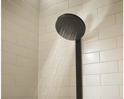 Regendusche mit Wasserstrahl im Badezimmer