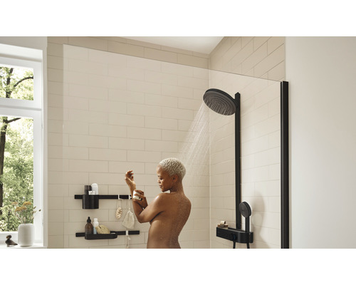 Dusche mit Duschsystem, Brause und Duschablagen im modernen Badezimmer