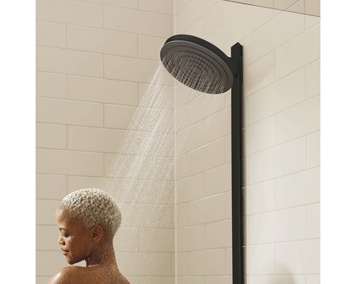 Brausekopf mit Frau unter der Dusche im Badezimmer.