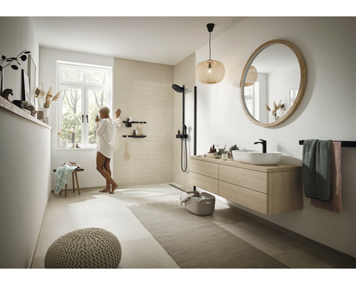 Helles Badezimmer mit Dusche, Waschtisch mit Spiegel und Fenster