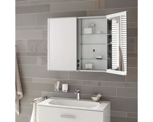 Modernes Badezimmer mit Spiegelschrank, Waschbecken und Armatur