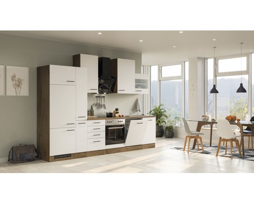 Helle Küche mit Einbauschränken, Dunstabzugshaube und Essbereich mit großem Fenster