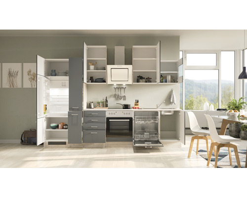 Helle Küche mit Einbauschränken, Kühl- und Gefrierschrank, Herd und Spülmaschine.