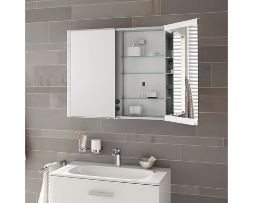 Badezimmer mit Spiegelschrank, Waschbecken und Armatur