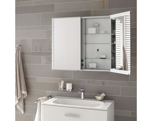 Badezimmer mit Waschbecken, Spiegelschrank und Handtüchern