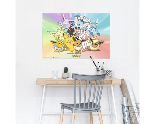 Poster mit Pokemon Motiven im Raum über einem Schreibtisch