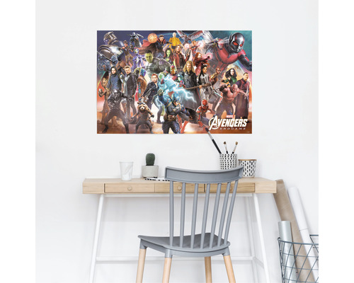 Wandposter mit Avengers Endgame Motiv über einem Schreibtisch mit Stuhl
