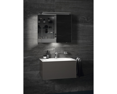 Modernes Badezimmer mit Waschtisch, Spiegel und Armatur.