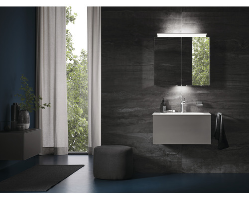 Modernes Badezimmer mit Waschtisch, Spiegelschrank und Dekor