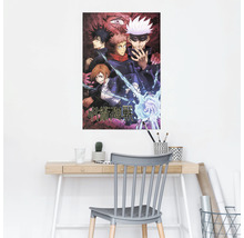 Anime-Poster an der Wand über einem Schreibtisch