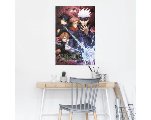 Anime-Poster an der Wand über einem Schreibtisch