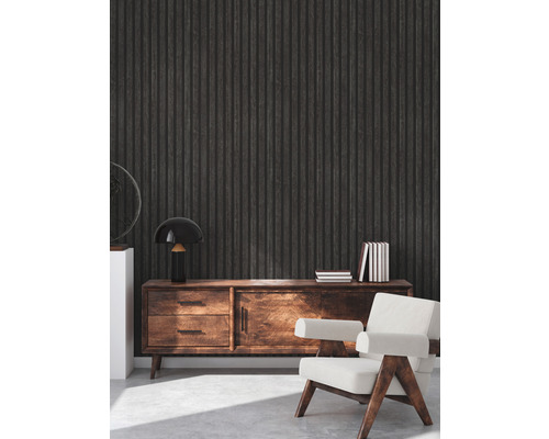 Wohnzimmer mit dunkler Holzpaneel Tapete, Kommode und Sessel