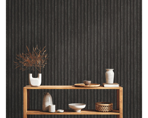 Dekorative Wandverkleidung mit Holzpaneel-Optik und Holzregal mit Vasen