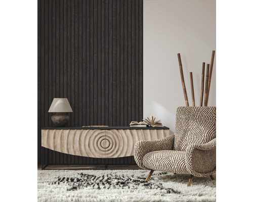 Wohnzimmer mit Kommode, Lampe, Sessel und Teppich für eine gemütliche Atmosphäre.