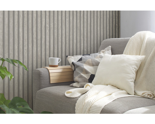 Wohnzimmer mit Wandpaneelen in Holzoptik, Sofa mit Kissen und Decke