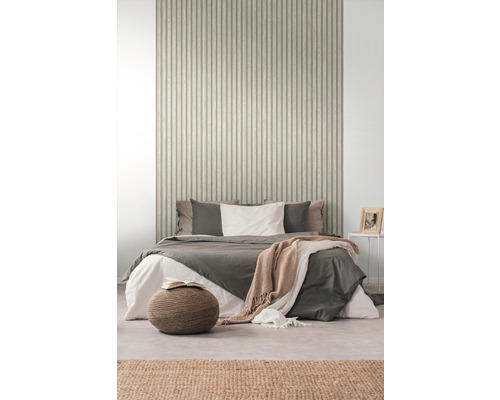 Schlafzimmer mit Bett vor einer Wand mit gerippter Tapete