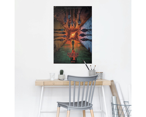 Dekoratives Stranger Things Staffel Vier Poster an einer Wand über einem Schreibtisch