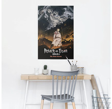 Attack on Titan Poster an einer Wand über einem Schreibtisch