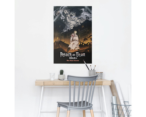 Attack on Titan Poster an einer Wand über einem Schreibtisch
