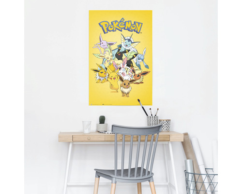 Gelbes Pokémon Poster an einer Wand über einem Schreibtisch