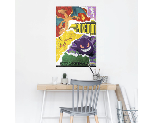 Pokémon Poster mit Charakteren an einer Wand über einem Schreibtisch