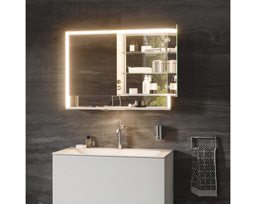 Modernes Badezimmer mit Waschbeckenunterschrank, Waschtischarmatur und beleuchtetem Spiegelschrank