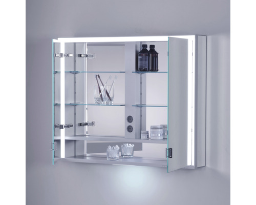 Geöffneter Spiegelschrank mit Glasablagen und Beleuchtung zur Aufbewahrung von Badartikeln