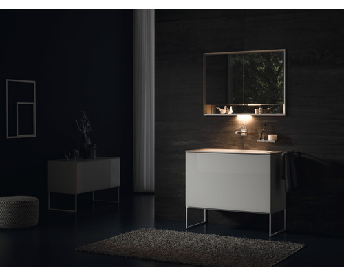 Modernes Badezimmer mit Waschtisch, Spiegelschrank und stilvoller Dekoration