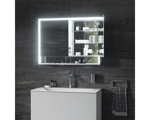 Modernes Badezimmer mit beleuchtetem Spiegelschrank, Waschbecken und Armatur.