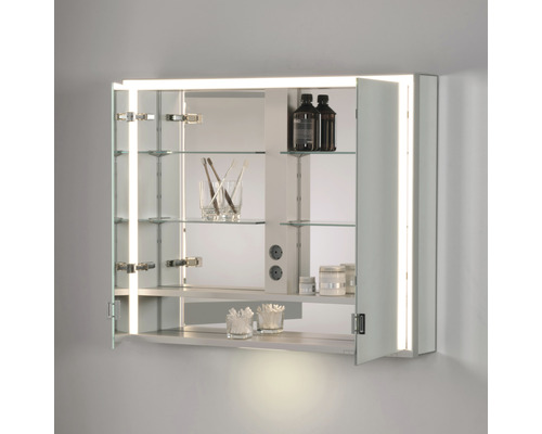 Beleuchteter Spiegelschrank mit Glasablagen und Badezimmerartikeln