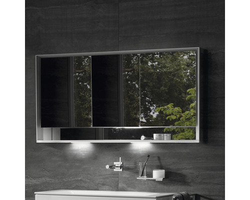 Badezimmer mit Spiegelschrank inklusive Beleuchtung und Ablagefläche