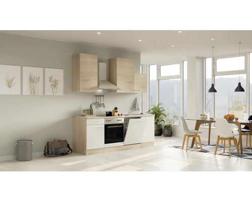 Helle Küche mit Ober- und Unterschränken, Dunstabzugshaube, Spüle und Geschirrspüler in einem geräumigen Wohnbereich