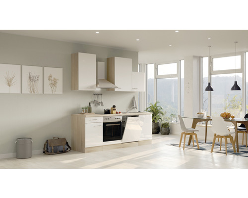 Helle Küche mit Ober- und Unterschränken, Dunstabzugshaube und Einbaugeräten in einem modern eingerichteten Raum.