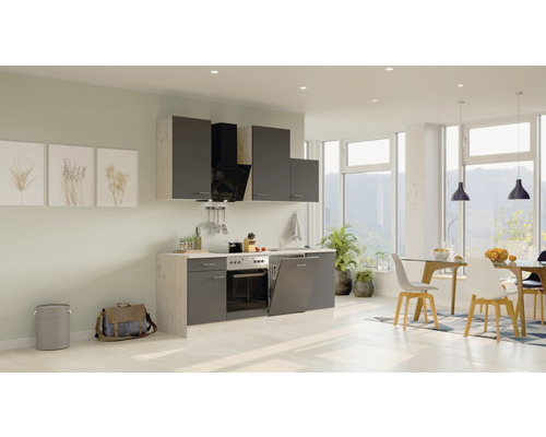 Helle Küche mit Esstisch und großen Fenstern für viel Tageslicht