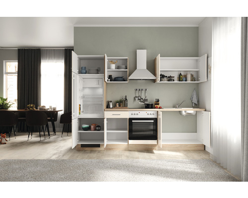 Küchenzeile mit Hängeelementen, Spüle, Herd und Kühlschrank in einem hellen Raum