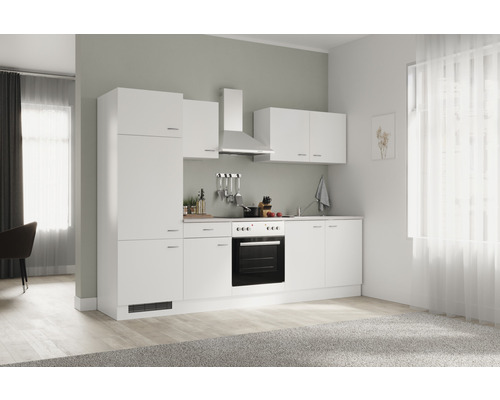 Komplette weiße Einbauküche mit Schränken, Dunstabzugshaube und Elektroherd.