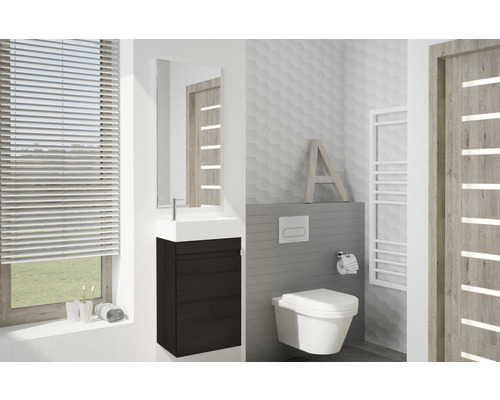 Badezimmer mit Waschtisch, Spiegelschrank, Toilette und Heizkörper