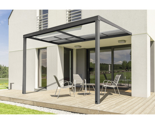 Terrassenüberdachung aus Aluminium mit Sitzgruppe auf Holzterrasse