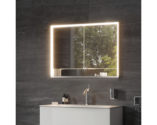 Beleuchteter Spiegelschrank über einem Waschtisch im Badezimmer.