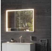Badezimmer mit beleuchtetem Spiegelschrank, Waschbeckenunterschrank und Armatur