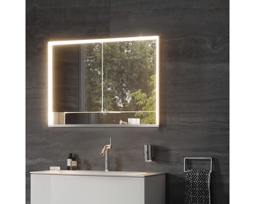 Badezimmer mit beleuchtetem Spiegelschrank, Waschbeckenunterschrank und Armatur