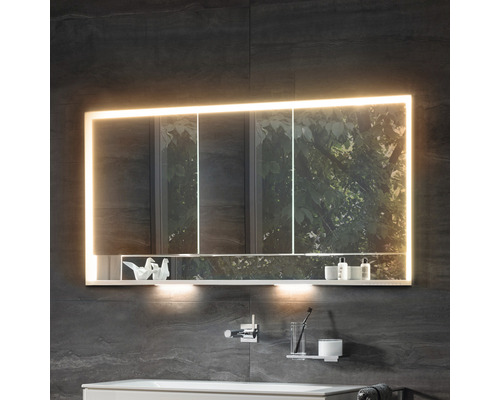 Beleuchteter Spiegelschrank mit Ablage im Badezimmer